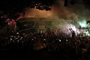 Ônibus do Palmeiras chega ao Allianz Parque para final contra o Santos