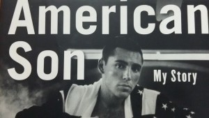 Capa de autobiografia de Oscar de la Hoya, intitulada "American Son"
