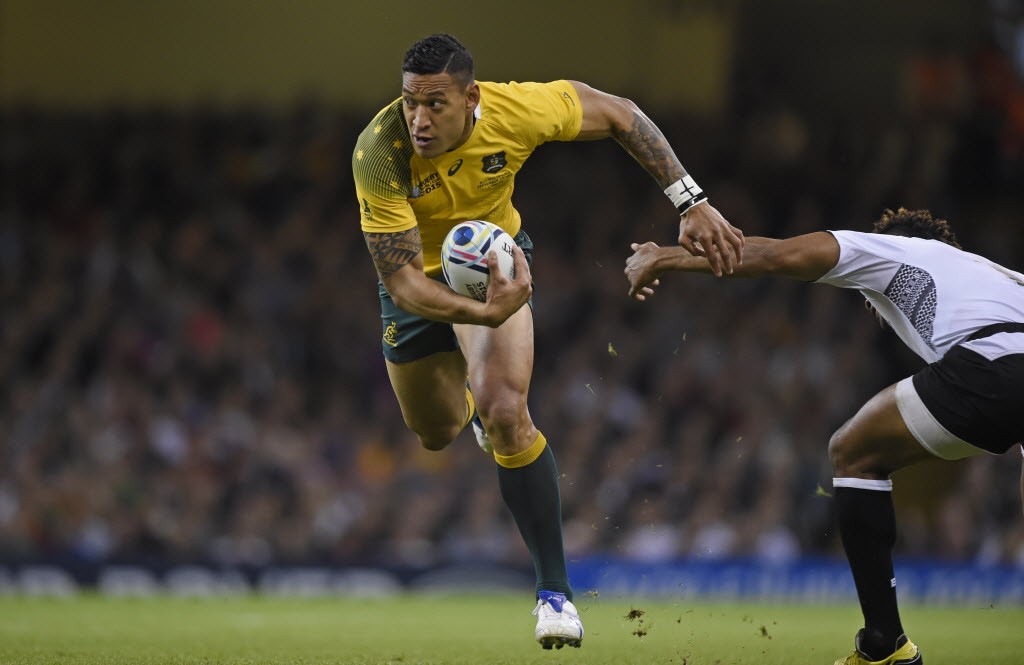 Israel Folau, da Austrália, deixa marcador de Fiji para trás no Mundial de rúgbi (Crédito: Reuters/Rebecca Naden Livepic)