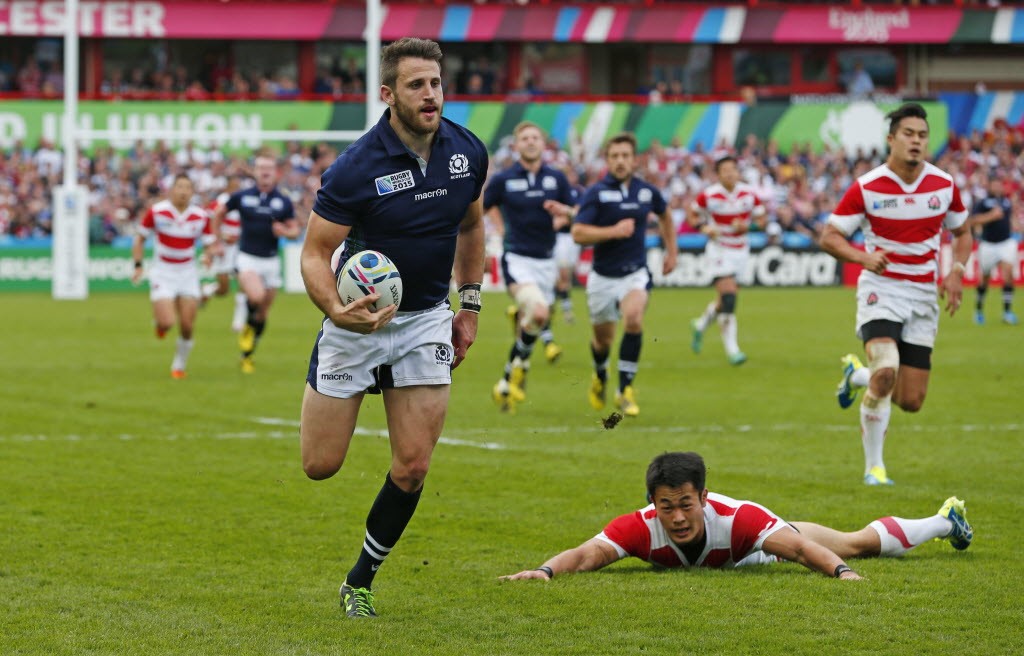 Tommy Seymour, da Escócia, deixa marcador do Japão comendo grama ao anotar um try (Crédito: Reuters/ Eddie Keogh Livepic)