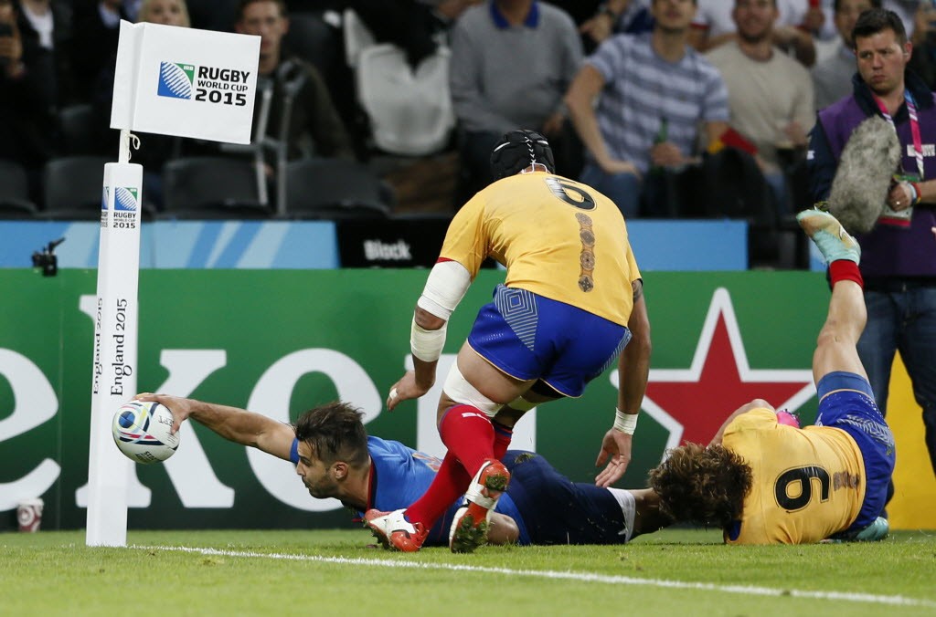 O francês Sofiane Guitoune anota um try agarrado pelos marcadores da Romênia (Crédito:Reuters/ Stefan Wermuth Livepic)