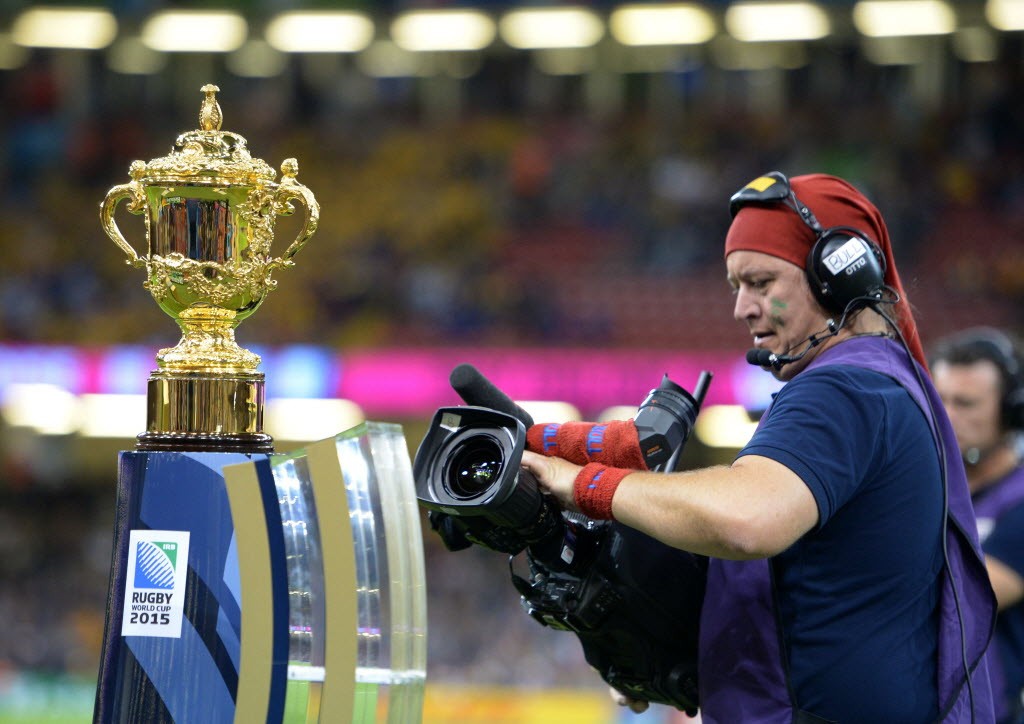 Troféu Webb Ellis deu as caras nesta quarta (23) no Mundial de rúgbi (Crédito: AFP/ PHOTO DAMIEN MEYER)