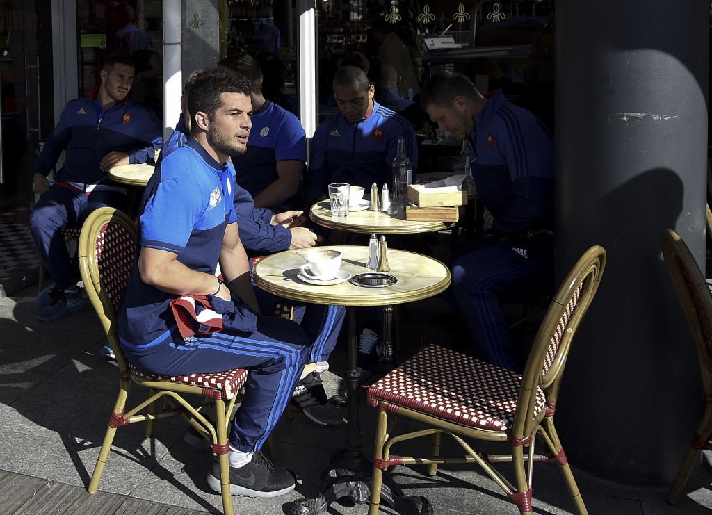 Jogadores de rúgbi da França tomam café em Londres (Crédito: Franck Fife/AFP Photo)