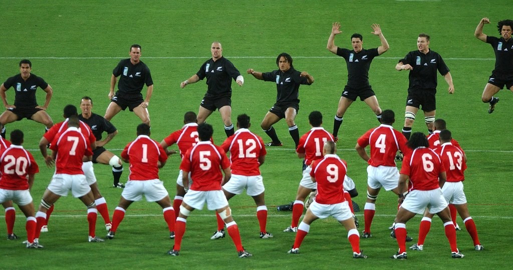 Haka neozelandês versus Sipi Tau tonganês durante o Mundial de rúgbi de 2003. Créditos: Getty Images