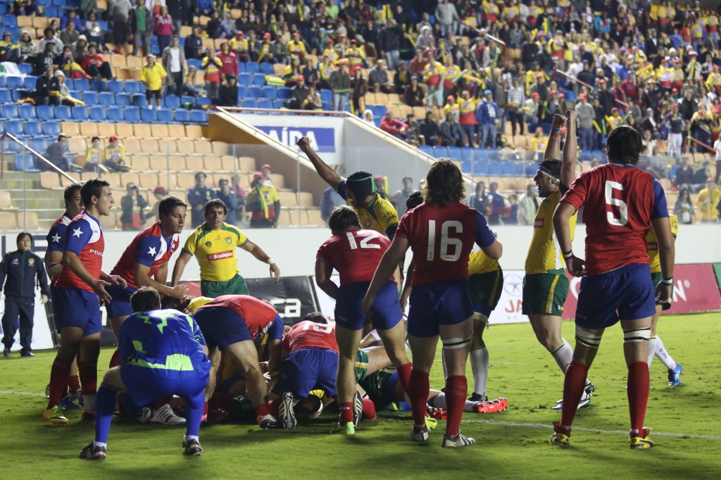 Brasileiro comemoram try contra o Chile em triunfo no Sul-Americano de 2014. (Crédito: Dani Mayer/FotoJump)