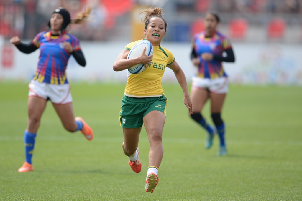 Paula Ishibashi corre para o try contra a Colômbia no Pan 2015 (Crédito: Al Miligan/Fotojump)