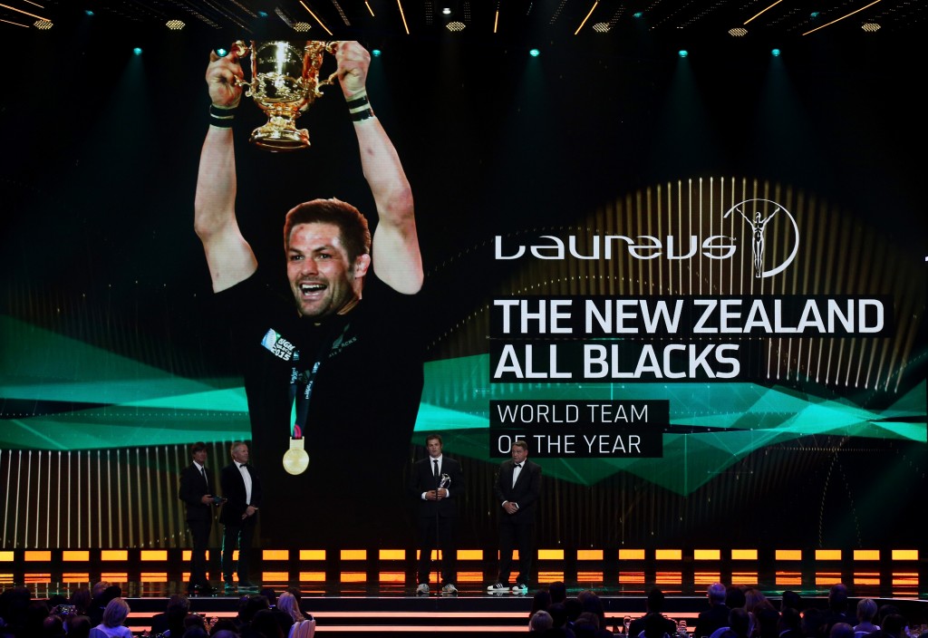 Richie McCaw e Steve Hansen recebem o Laureus 2016 pelos All Blacks (Foto: Ian Walton/Getty Images)