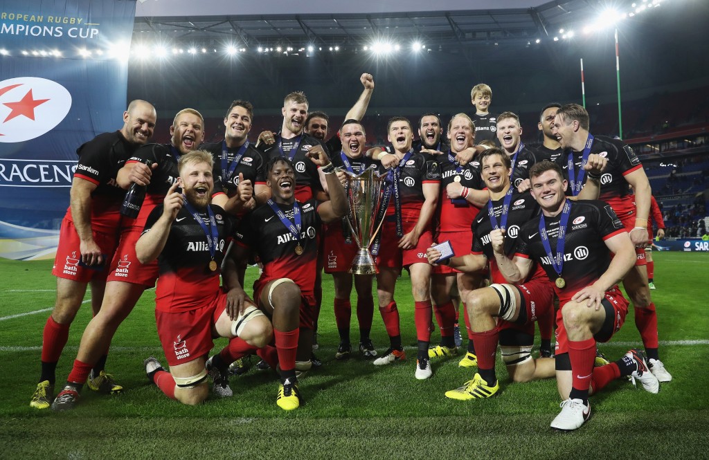 Jogadores do Saracens, de Londres, erguem a Champions Cup 2016 na França (David Rogers/Getty Images)