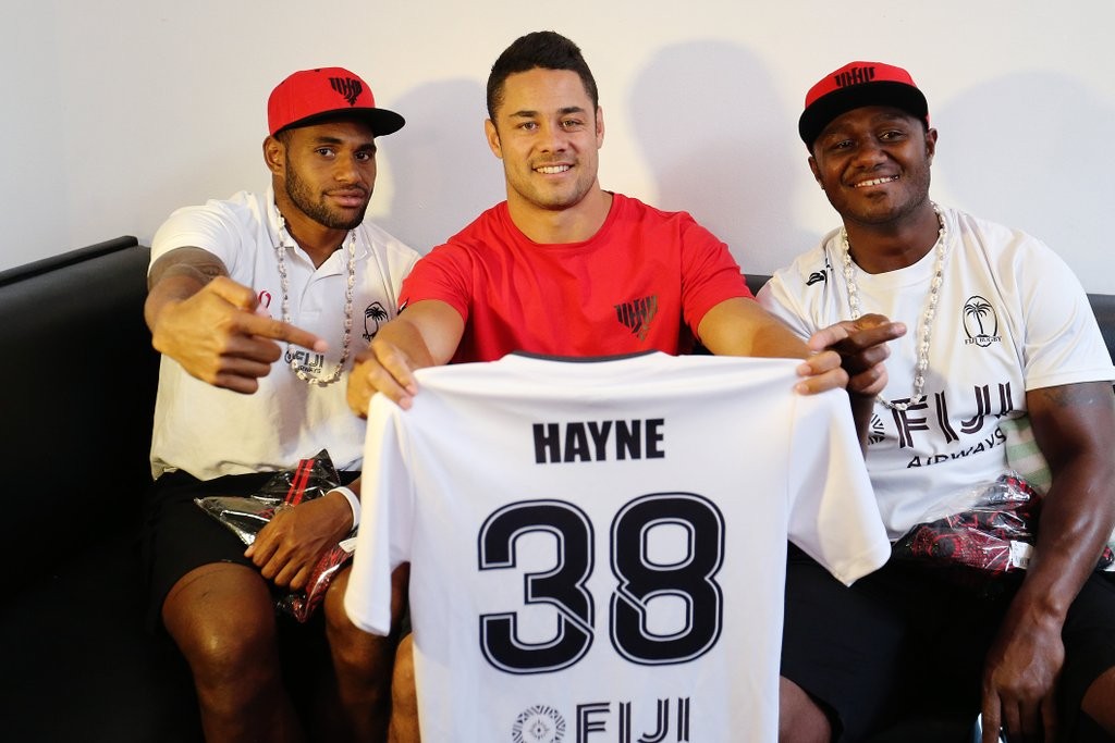 Em Sydney, Jarred posa ao lado de Semi Kunatani e Pio Tuwai, destaques da seleção fijiana. Foto: Divulgação