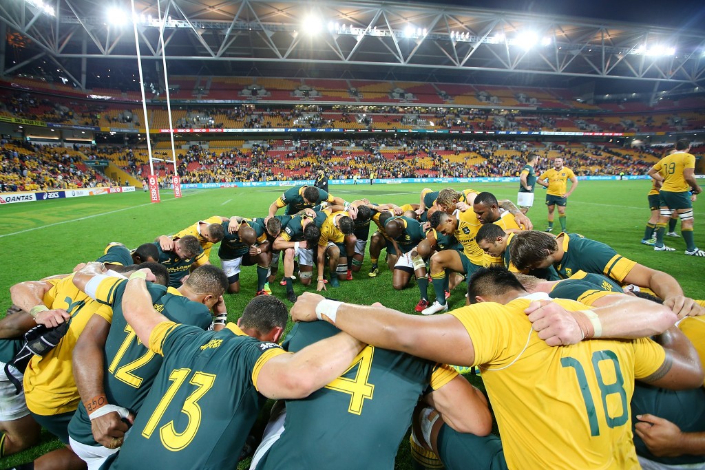 Wallabies e Springboks se abraçam depois de triunfo australiano em Brisbane Foto: Chris Hyde/Getty Images