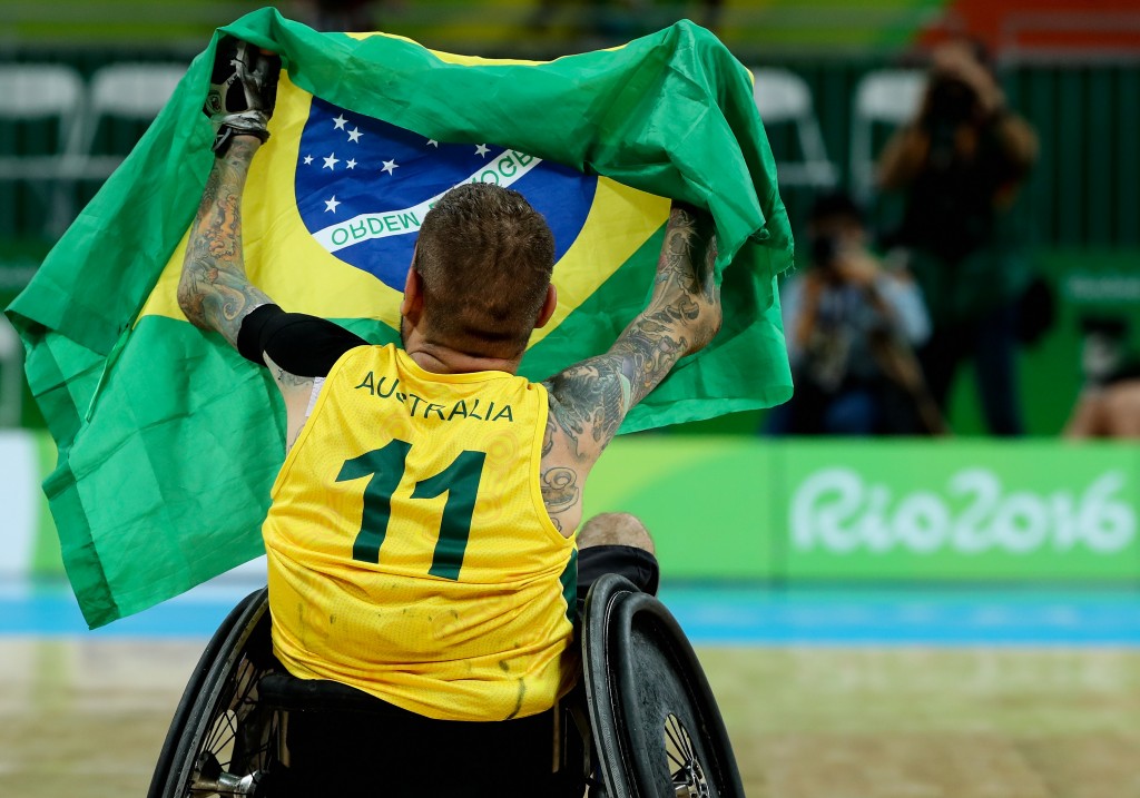 O australiano Ryan Scott celebra o ouro com a bandeira do Brasil no Rio de Janeiro; Foto: Buda Mendes/Getty Images