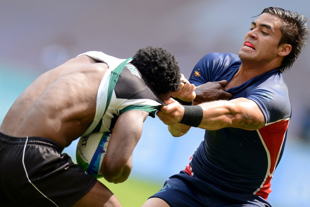 TOPSHOTS Zimbabwe's Wensley Mbanje (L) vies Philippines' Matthew Saunders during their group stage match of the Rugby World Cup Sevens 2013 at the Luzhniki Stadium in Moscow on June 29, 2013. AFP PHOTO/KIRILL KUDRYAVTSEV ORG XMIT: KUD475