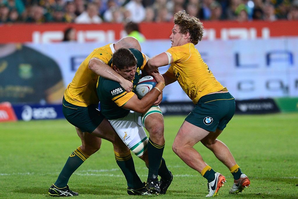 O sul-africano Willem Alberts avança contra o capitão australiano Stephen Moore (Crédito: Lee Warren/Gallo Images/Getty Images)