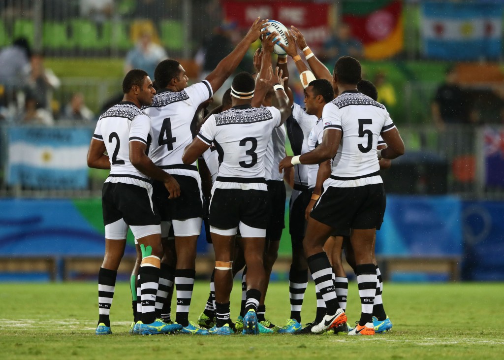 Seleção fijiana unido durante duelo chave da Olimpíada contra a Nova Zelândia