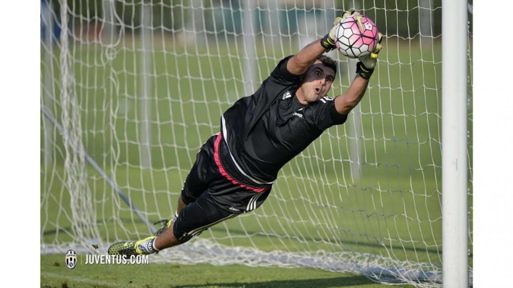 Goleiro brasileiro Rubinho, durante treino da Juventus