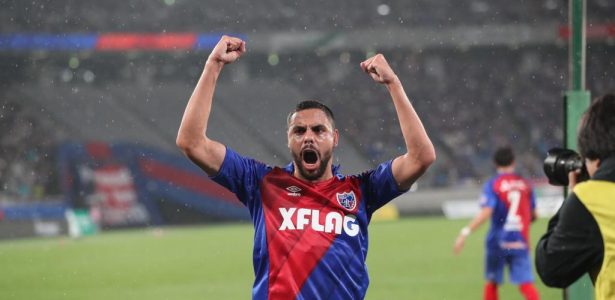 Artilheiro no Japão, ex-Ponte tem mais gols que Villa e rejeita