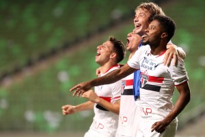 Jogadores do São Paulo comemoram e agora aguardam pelo próximo rival (Crédito: Cristiane Mattos/AFP)