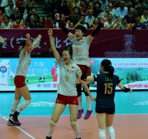 Com boa defesa e aproveitamento alto nos contra-ataques, China se impôs sobre o EUA (Fotos: Divulgação/FIVB)