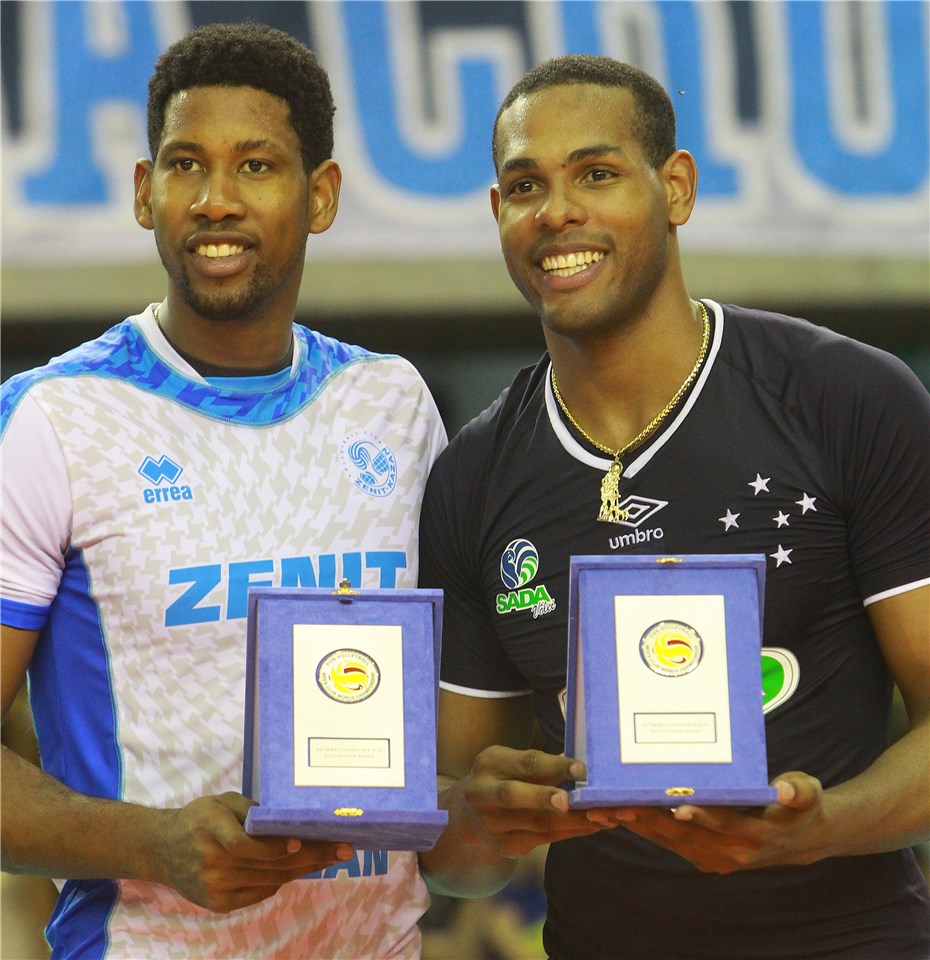 Novo astro do vôlei alcança mais de 80cm acima do aro de basquete - UOL  Esporte