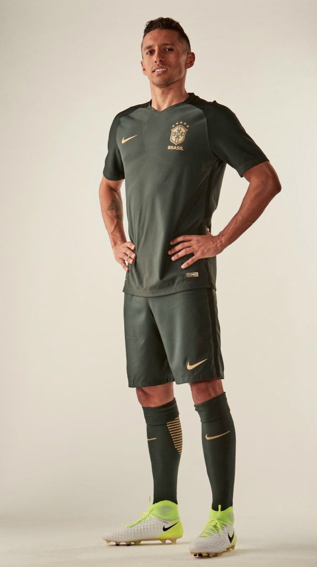 Seleção ganha novo uniforme verde. Preço chega a R 450 UOL Esporte Seleção ganha novo uniforme verde. Preço chega a R 450 UOL Esporte
