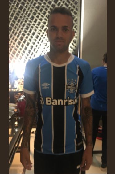 Grêmio faz ajustes na camisa, mas não terá roupa nova no Mundial