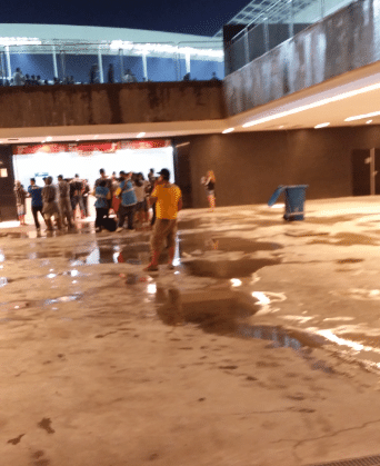 Assim ficou a área de bares e banheiros do setor sul do Itaquerão que ficava embaixo das arquibancadas provisórias