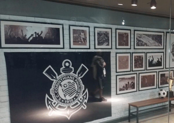 Galeria de fotos na loja oficial do Corinthians na arena