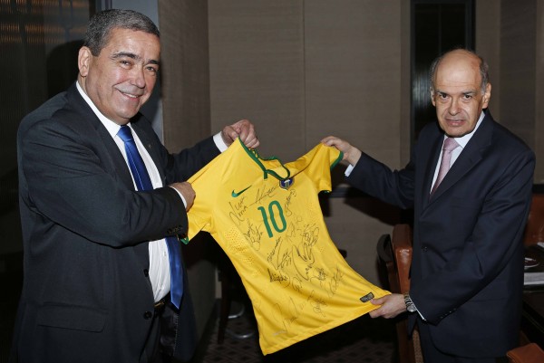 Marcus Vicente (à esquerda) com o embaixador do Brasil na Argentina, Everton Vieira Vargas (Crédito: Rafael Ribeiro/CBF)