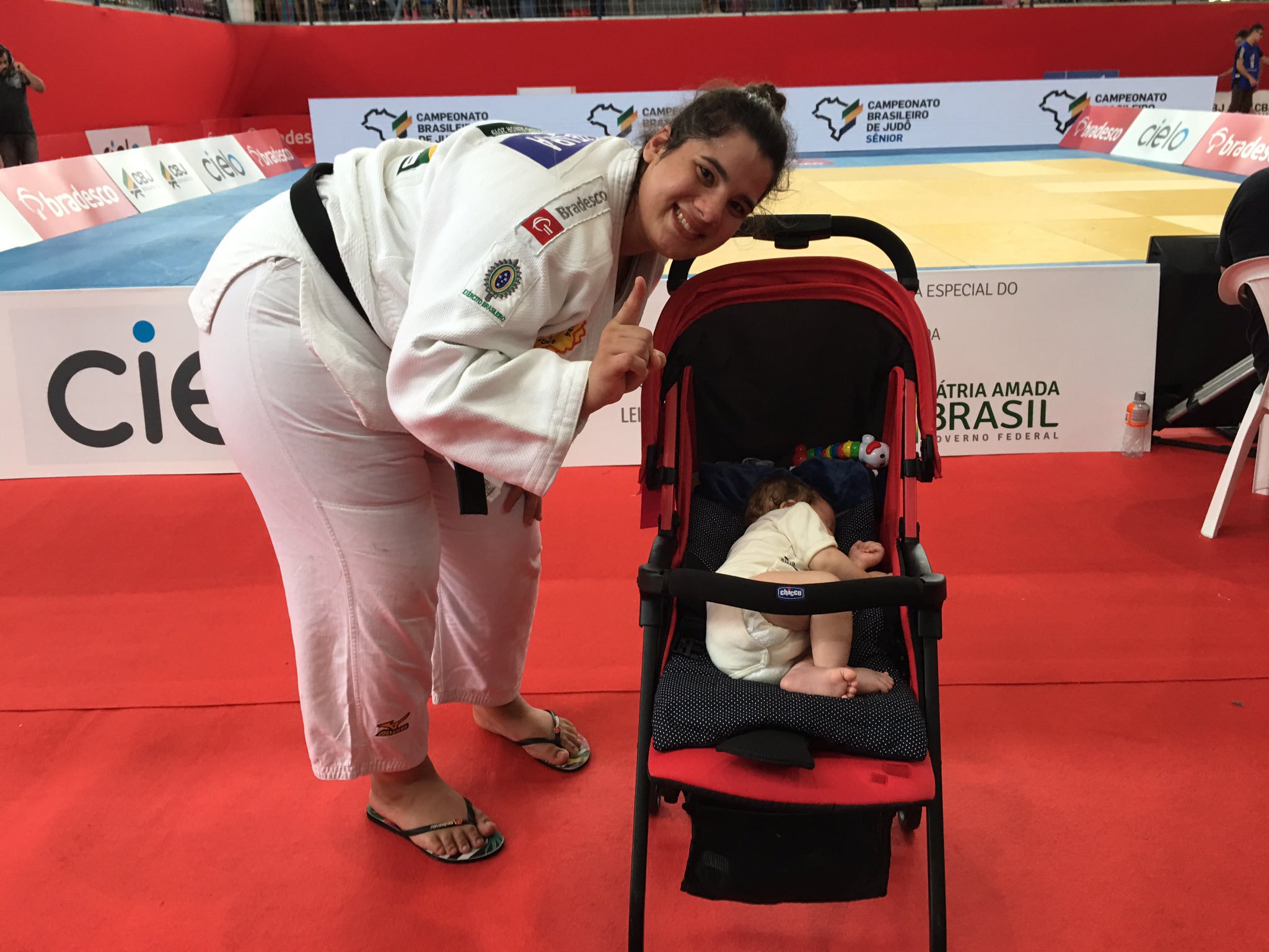 Judoca é campeã brasileira dando de mamar entre as lutas - UOL Esporte