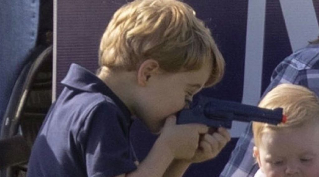 Vocês acham errado uma criança ter contato com armas de brinquedo