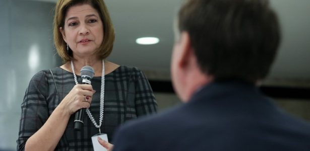 Delis Ortiz | Repórter da Globo dá uma Bíblia a Bolsonaro após café no Planalto