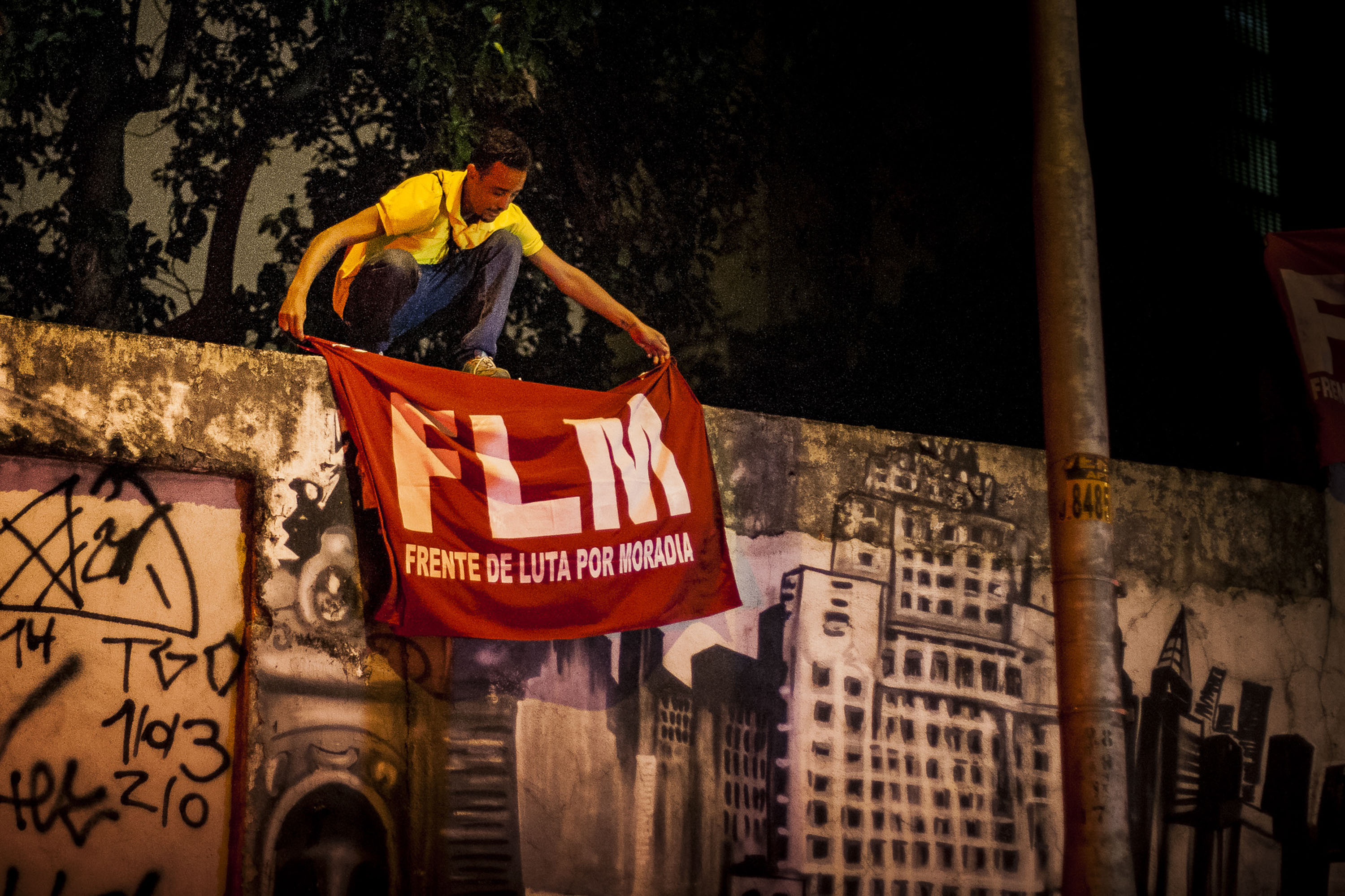 Bandeira da Frente de Luta por Moradia (FLM) na ocupação do prédio do antigo prédio do INSS (Foto: Jardiel Carvalho)