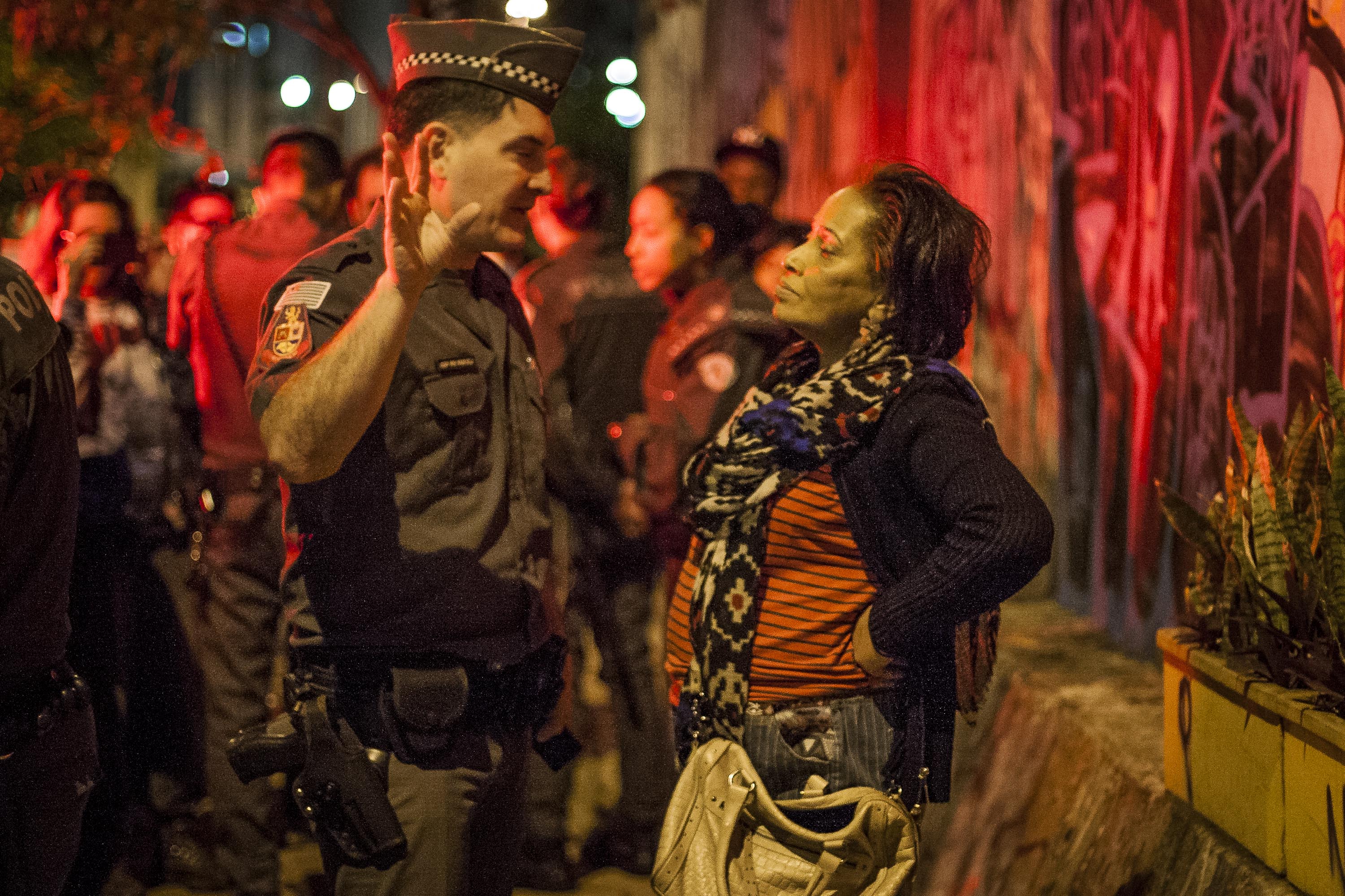Carmen conversa com policial durante ocupação do prédio abandonado do INSS, no Centro (Foto: Jardiel Carvalho)