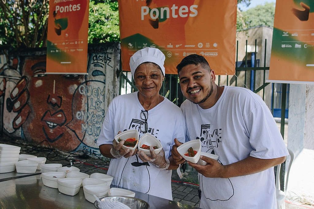 Thiago e sua mãe, Tia Nice, no Festival do ano passado: feira gastronômica com barracas de alimentação saudável. 