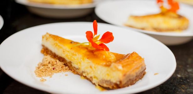 Cheesecake de ricota e com calda de pitanga é receita fácil e saborosa - Mercado de Carreiras