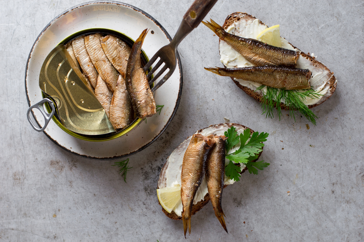 Canned fish. Рыбная консервация. Сардины в кулинарии. Шпроты сардины. Шпроты в банке.