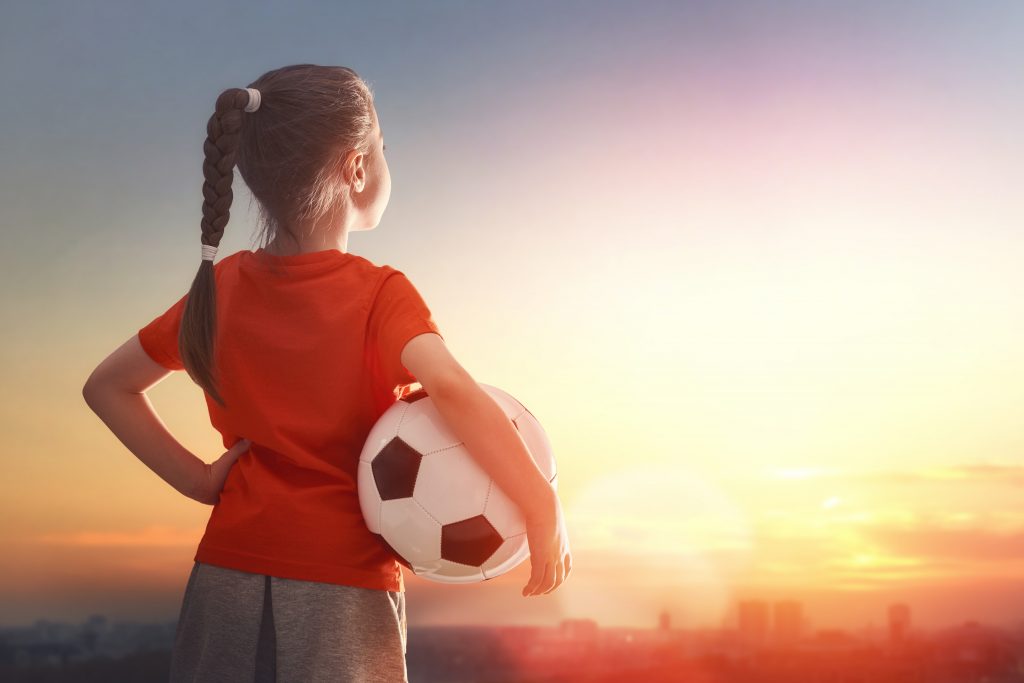 Jogo de futebol infantil. meninos jogando futebol no campo de