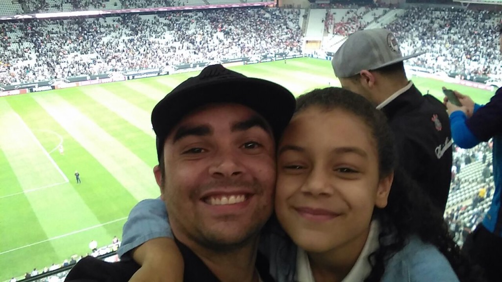 Jogo Novo Feliz Do Pai Com Seu Futebol Pequeno Do Filho No Pa