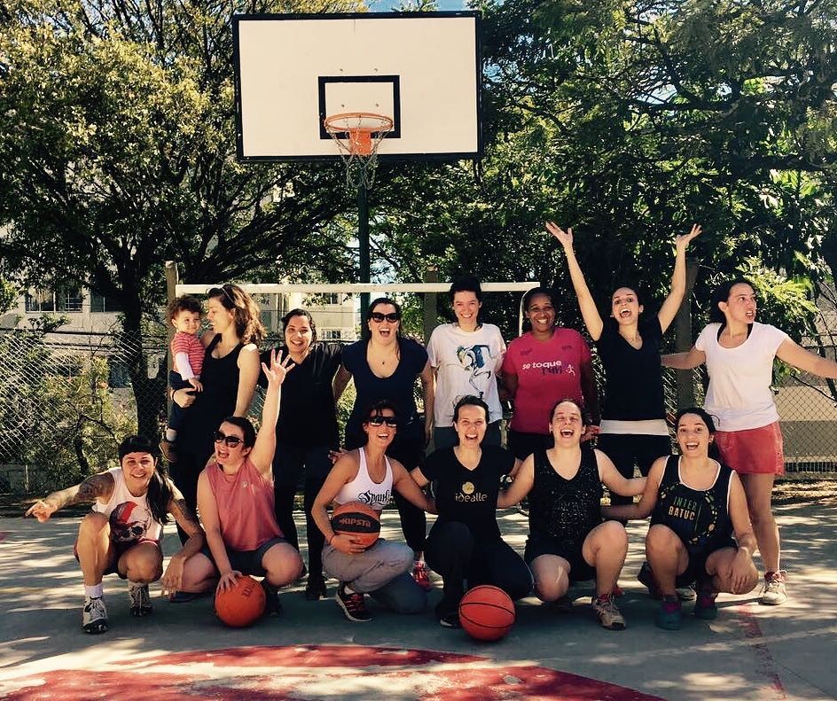 Jovem e mulher jogando basquete na quadra — Duas pessoas