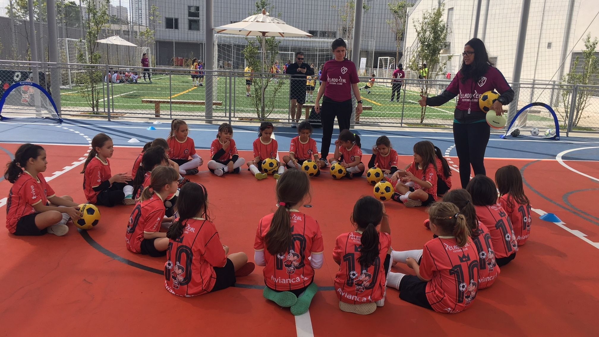 Duas Meninas Bonitas No Levantamento Do Campo De Jogos Da Escola