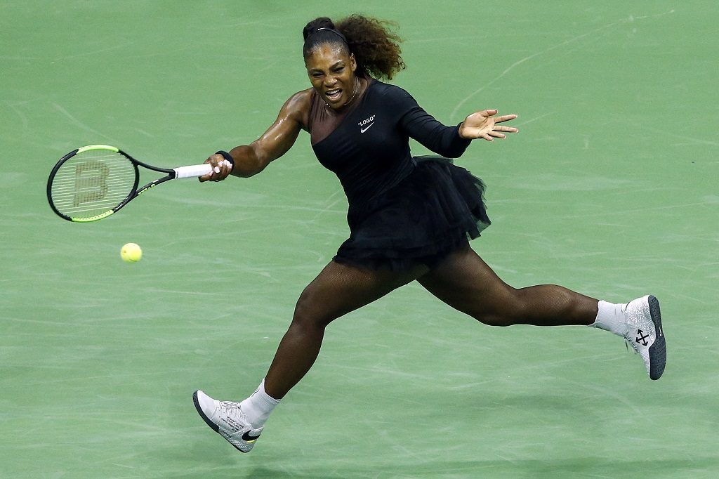 Roupa esportiva de tênis e mulher jogando torneio com fundo de