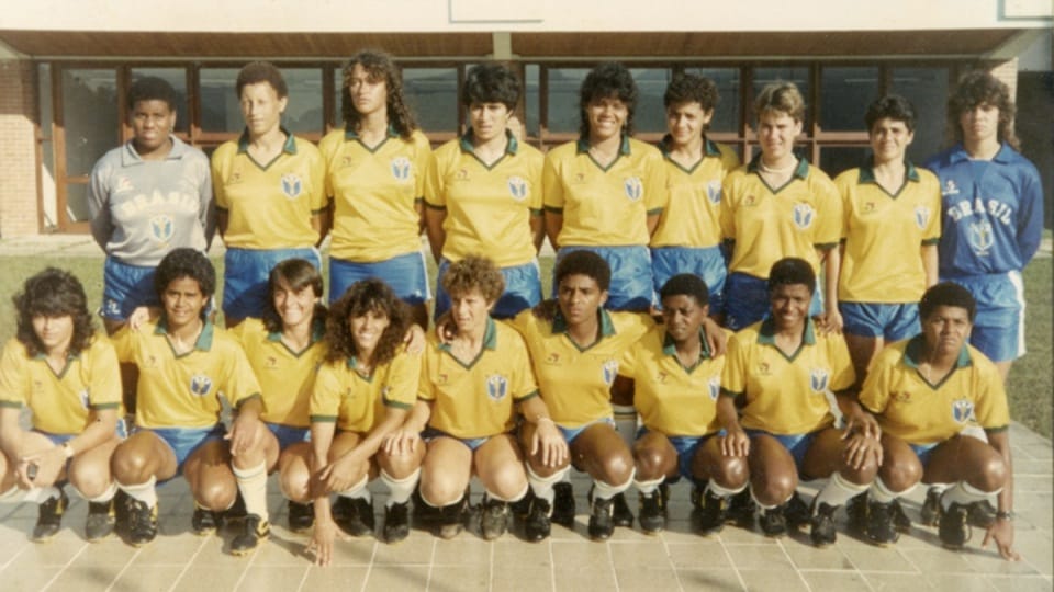 1ª seleção feminina teve uniforme herdado dos homens e superação na Copa -  UOL Esporte