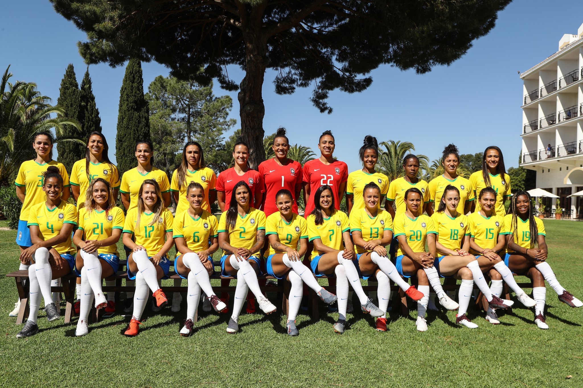 Jogadoras da Seleção Brasileira mandam mensagens para menina