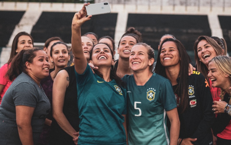 Em apoio ao futebol feminino, artistas lançam música 'Vem Jogar'; veja o  clipe