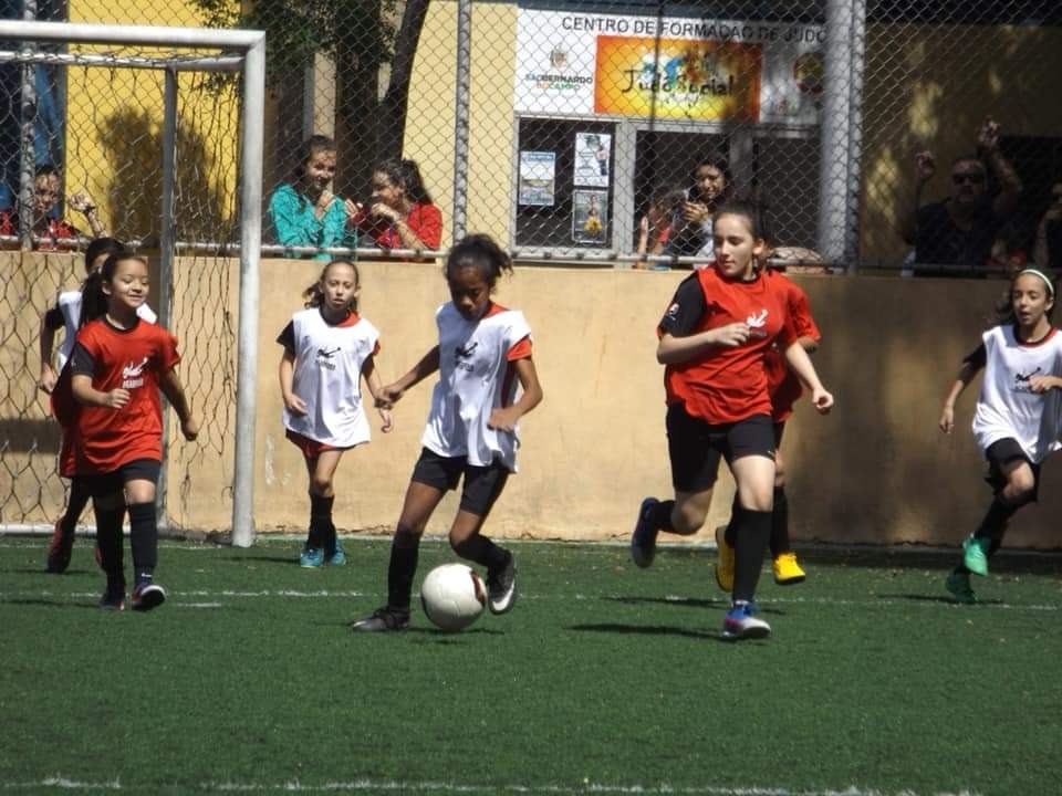 Escolinha de futebol da FME anima crianças e adolescentes