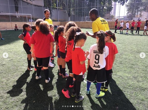 Escola de futebol gratuita e exclusiva para meninas? Esse lugar existe -  UOL Esporte