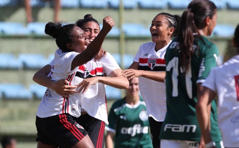 Em jogo com erros de arbitragem, São Paulo elimina ...