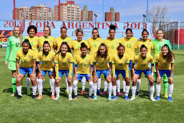 Futebol feminino cresceu, mas formação de novas jogadoras