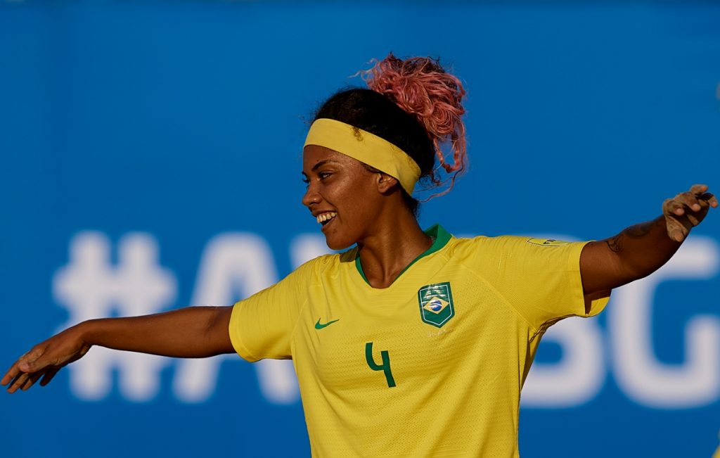 Perfil do Beach Soccer publica imagens das meninas no treino