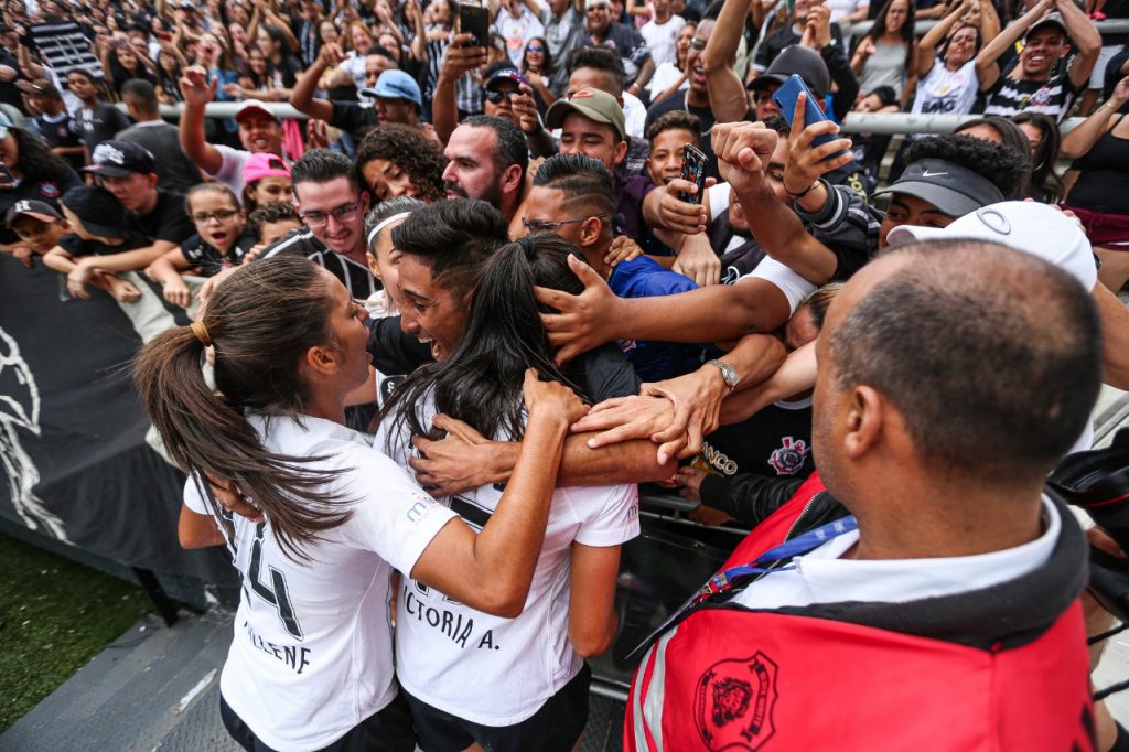 Corinthians bate São Paulo no fim e leva Paulista feminino com público  recorde